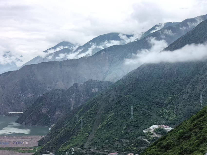大渡河邊，高山巍巍。人民網(wǎng)記者 劉海天攝