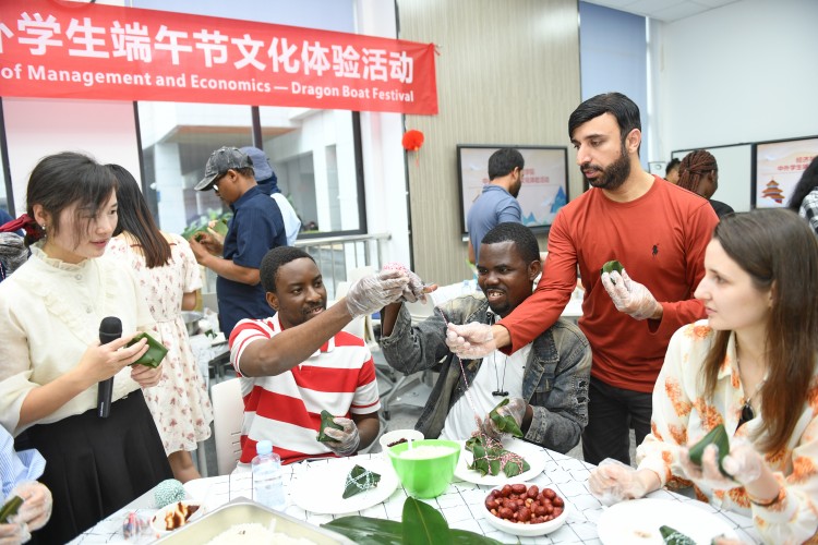 將各種餡放進粽子里面。向雨供圖