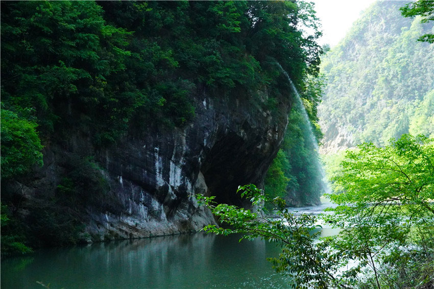青山疊翠碧玉色。