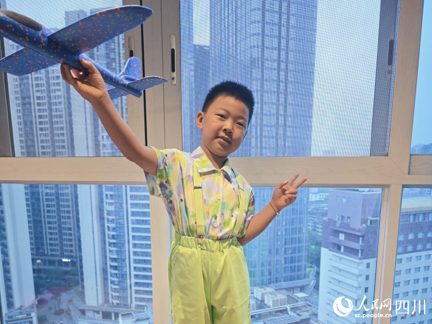 泡桐樹小學二年級同學李俊辰許下長大后當一名飛行員的六一兒童節夢想。人民網 趙祖樂攝