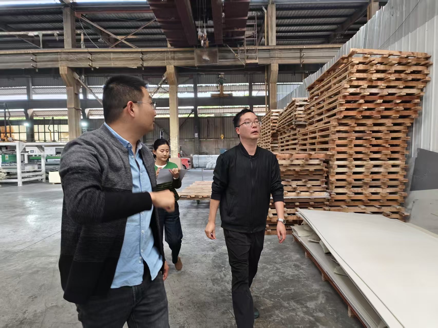 政府工作人員走訪企業(yè)征集建議。青白江區(qū)委社會工作部供圖