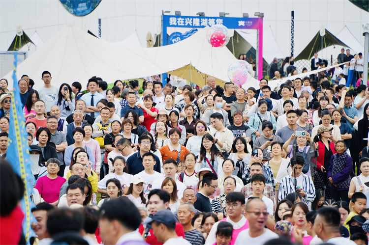 市民游客觀看現場。達霄羽供圖