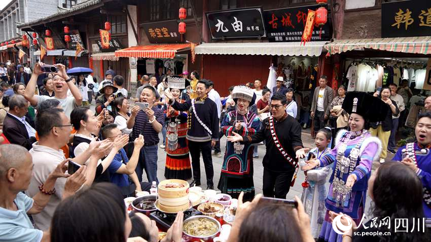 會理以“藥香千年.古城盛宴”為主題，在古城及元天街、東城巷等10條街巷擺出1256桌露天宴席。沙琳 攝