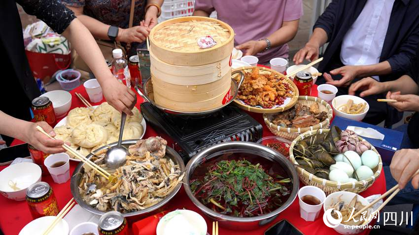 今年端午節(jié)，會(huì)理3000余桌藥根宴，吸引天南海北食客匯聚。沙琳 攝 