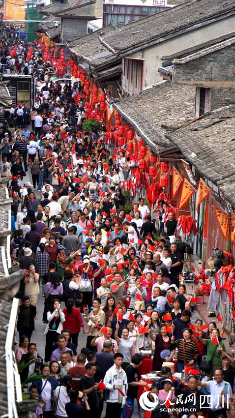 今年端午節(jié)，會(huì)理全市共設(shè)3000余桌藥根宴，吸引天南海北食客匯聚。沙琳 攝