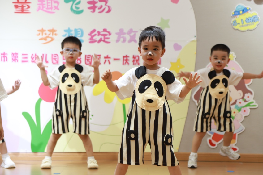 孩子們在表演《嘟嘟小熊貓》節目。成都市第三幼兒園528園區供圖