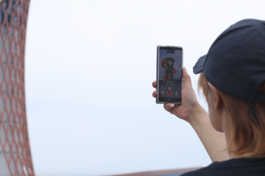 觀眾通過手機掃碼，觀看“非遺塔”變身“竹編技藝”“火龍燈舞”的AR特效。主辦方供圖