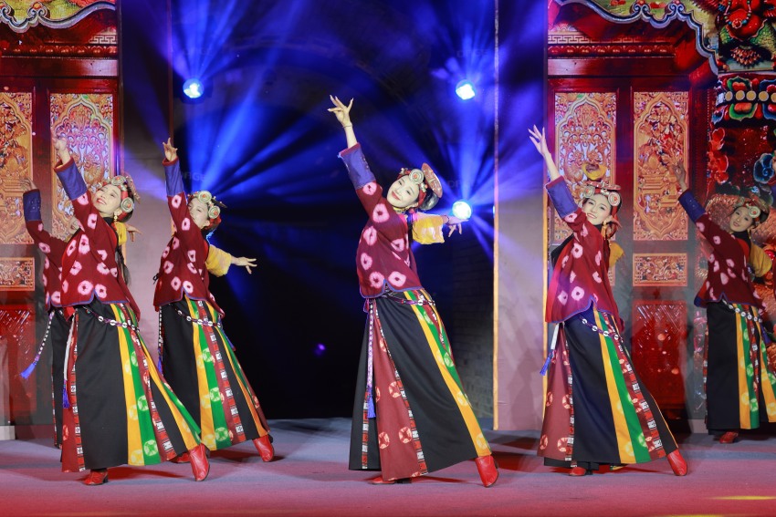 活動(dòng)現(xiàn)場(chǎng)舞蹈表演。