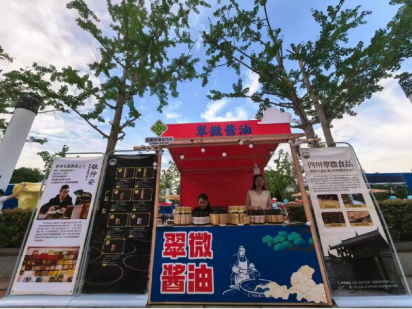 在重慶分會(huì)場(chǎng)巴蜀釀造技藝展上，青神翠微傳統(tǒng)手工醬油釀造技藝登場(chǎng)。唐沁瀟攝