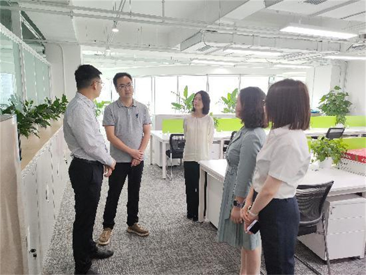 政府工作人員到企業(yè)了解企業(yè)需求。黃成薇供圖