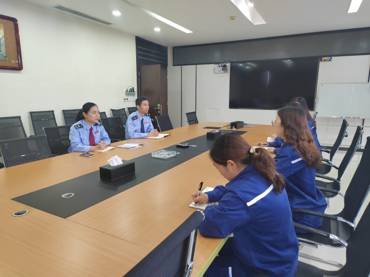 稅務(wù)干部到企業(yè)送政策，問(wèn)需問(wèn)計(jì)解難題。達(dá)州市稅務(wù)局供圖