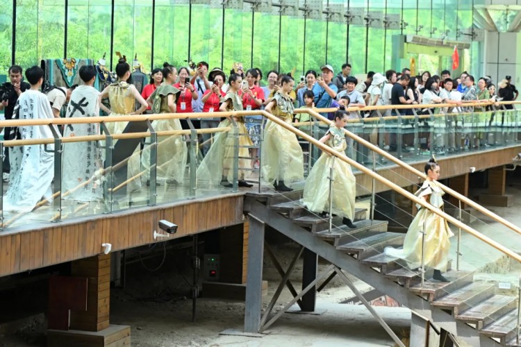 “金沙紋韻·衣脈相承”主題活動現(xiàn)場。成都市文廣旅局供圖