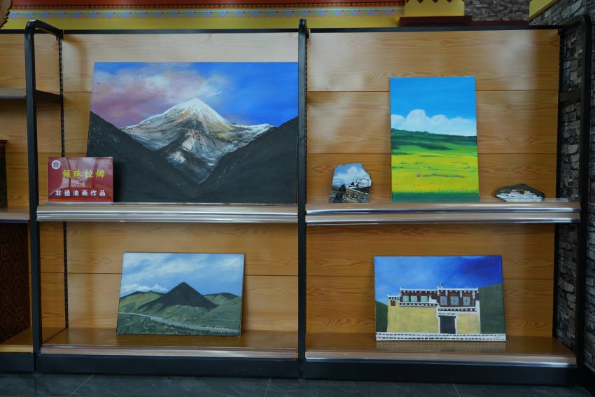 非遺工作坊展示的油畫。道孚縣委宣傳部供圖