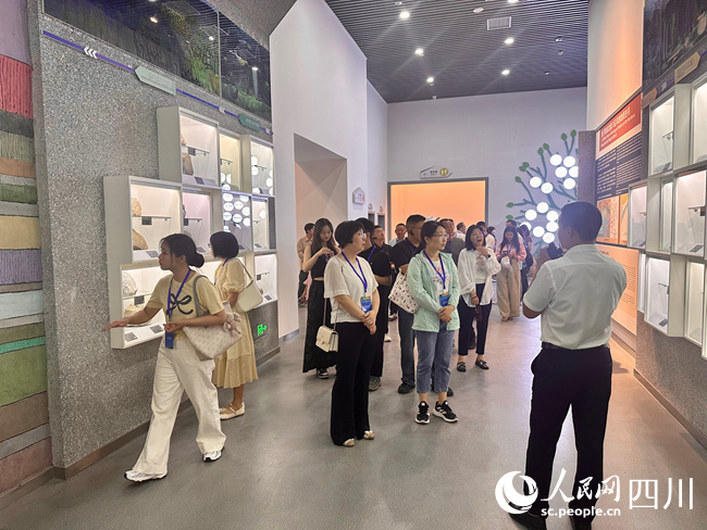 嘉賓參觀光霧山-諾水河世界地質(zhì)公園博物館。王雨欣攝