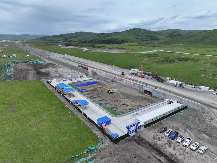紅原站建設現場。成蘭鐵路公司供圖