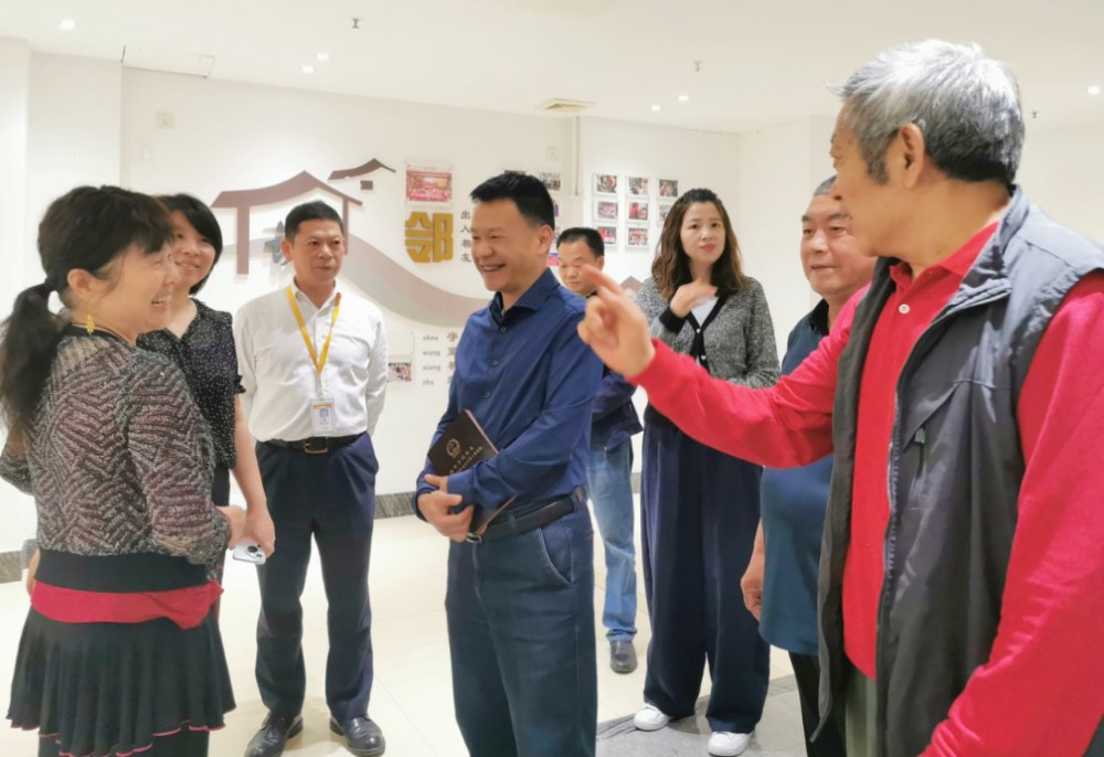 4月25日，人大代表們主動走進(jìn)復(fù)地雍湖灣小區(qū)，與小區(qū)黨總支、院委會、業(yè)委會、物業(yè)及黨群骨干開展“解剖麻雀”式調(diào)研。石羊街辦供圖