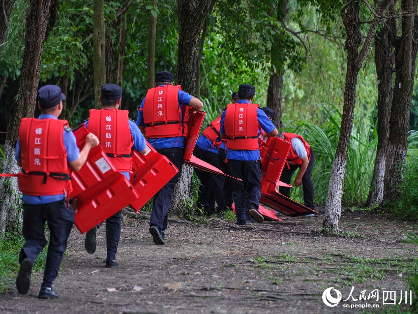 6月25日，四川成都，救援人員在東湖公園參加防汛應(yīng)急救援實戰(zhàn)演練。程雪力攝