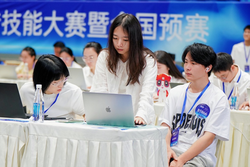參賽選手現場闡釋作品。主辦方供圖
