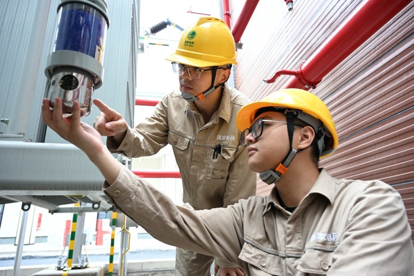 國網(wǎng)邛崍市供電公司員工驗收成都高埂220千伏輸變電工程。國網(wǎng)成都供電公司供圖