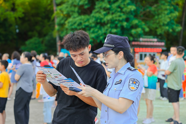禁毒知識(shí)宣傳現(xiàn)場(chǎng)。資陽(yáng)公安供圖