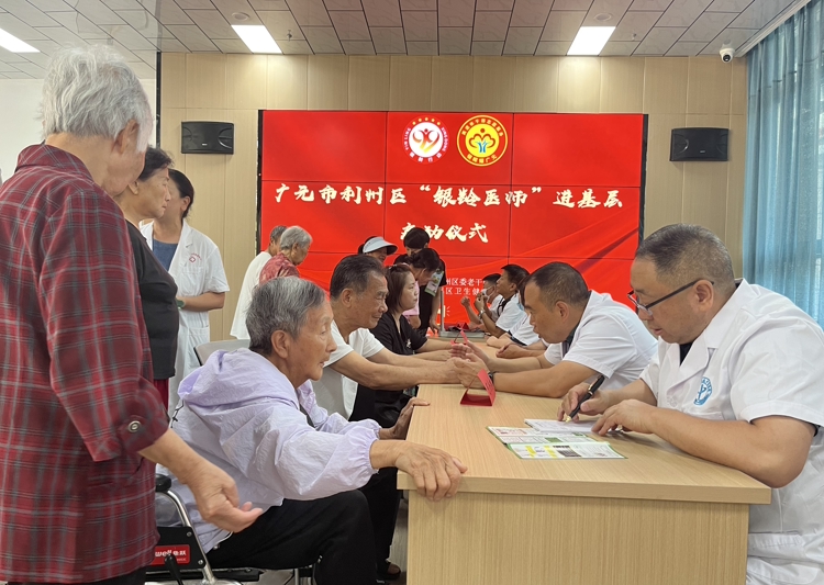 醫(yī)療老專家為市民義診。姜曉清供圖