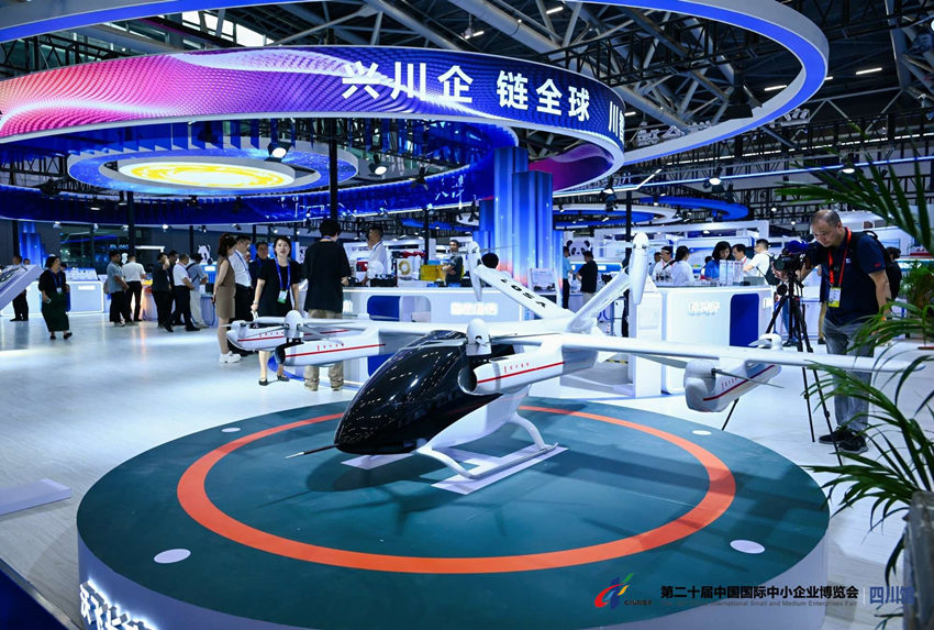 沃飛長空展示的新一代eVTOL飛行器（1：4等比例縮小）。四川省經(jīng)濟(jì)和信息化廳供圖
