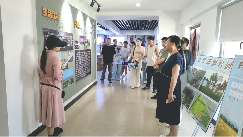 參觀學習。鄉城縣委組織部供圖