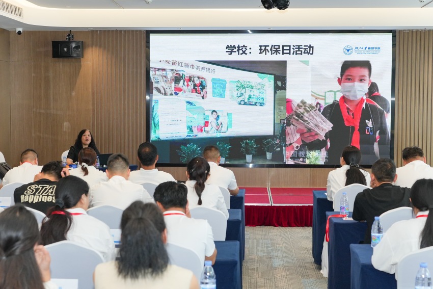 專家對浙江鄉村振興實踐路徑與新時代“楓橋經驗”進行了深入解讀。鄉城縣委組織部供圖