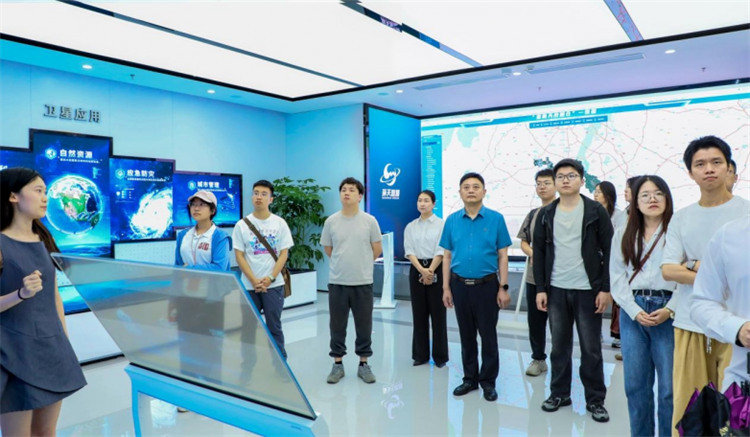 參觀環(huán)天智慧衛(wèi)星科技展示中心。王孟平供圖
