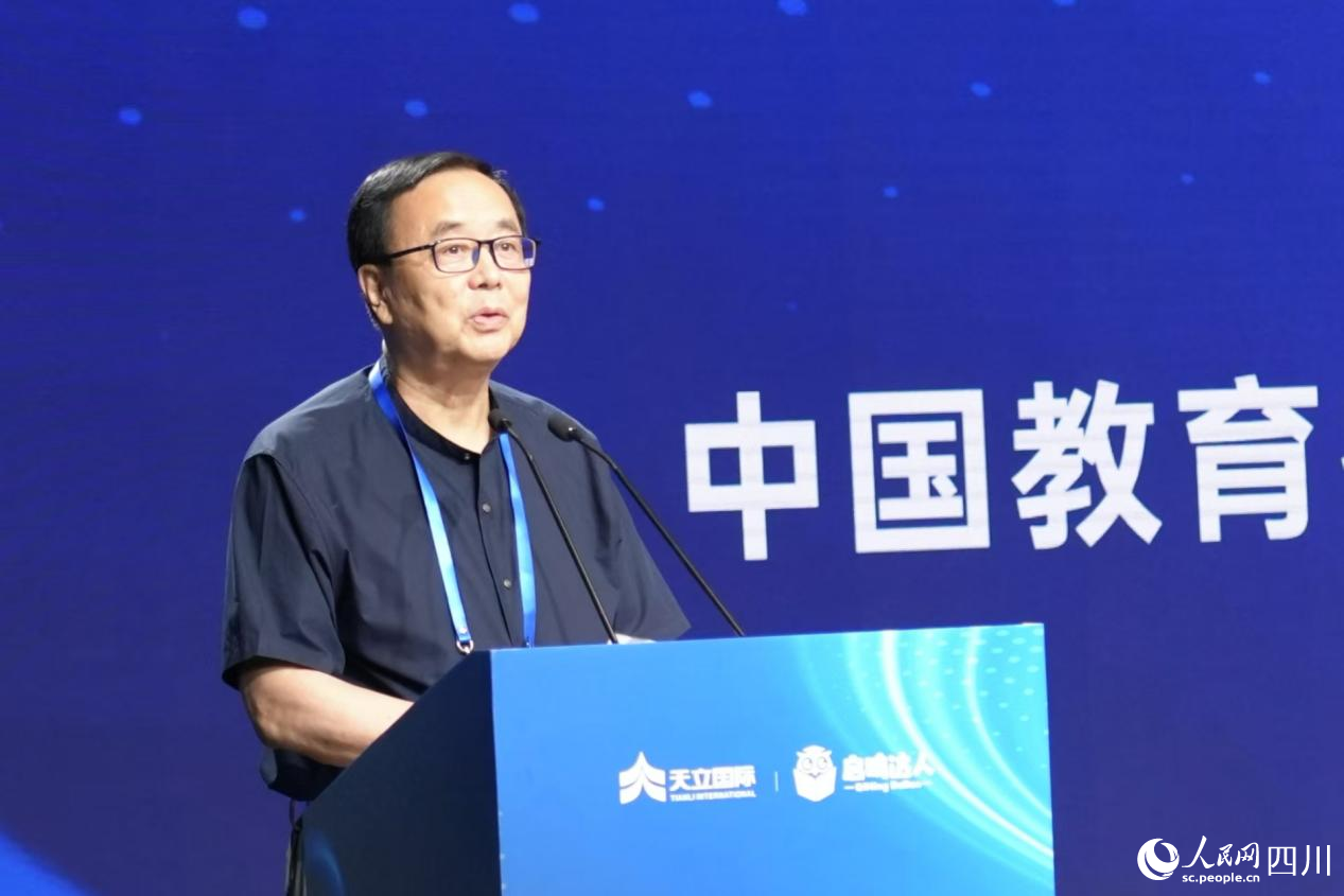中國教育技術(shù)協(xié)會(huì)監(jiān)事長、教育數(shù)字人推進(jìn)工作組組長張少剛。人民網(wǎng)記者 郭瑩攝