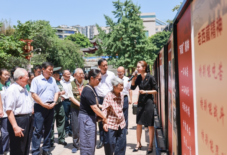 參觀《從樂山出發——中國人民解放軍第十八軍進軍西藏》圖片展。樂山市融媒體中心供圖
