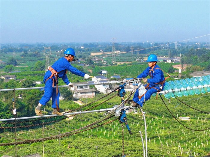 國網成都供電公司高空作業人員在成都邛崍500千伏輸變電工程220千伏配套工程施工現場緊固導線。梁洋攝