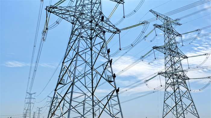 國網成都供電公司員工登塔驗收成都邛崍500千伏輸變電工程輸電線路。陳翔攝