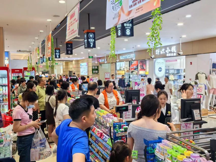 商超促銷火力全開，消費市場活力十足。東坡區融媒體中心供圖