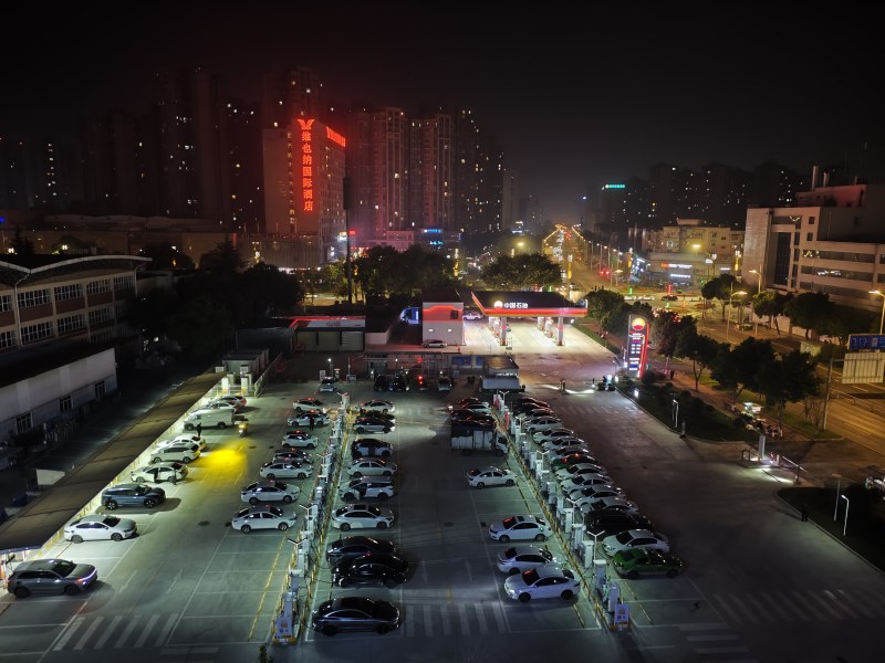 5.中國石油四川成都銷售分公司涌泉綜合能源站充電站現場。劉智勇攝
