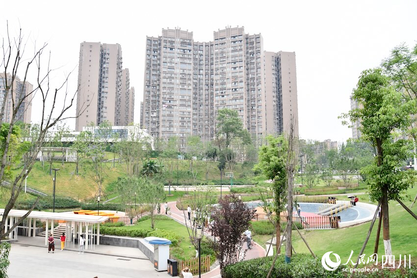 西城濕地口袋公園成為附近居民休閑娛樂(lè)的好去處。人民網(wǎng)記者 郭瑩攝