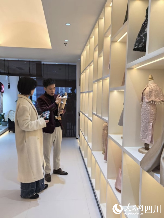 “媽媽咪呀”定制旗袍體驗(yàn)店。人民網(wǎng) 薛育建攝