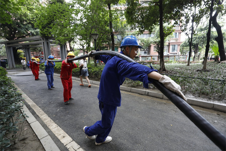 7月4日，國網(wǎng)成都供電公司成華供電中心工作人員在銀鑼灣小區(qū)緊急施放電纜，開展故障搶修工作。陳紅梅攝