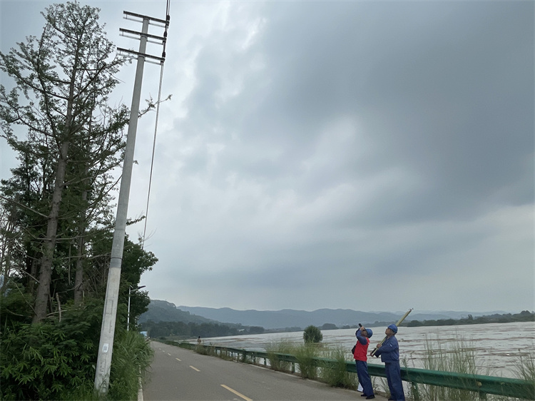 7月4日11時，金堂供電公司配網(wǎng)線路巡視人員對相關線路進行安全特巡。國網(wǎng)成都供電公司供圖