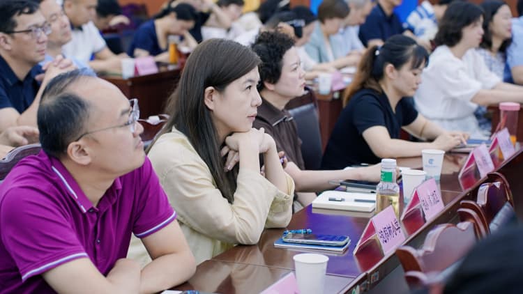 聆聽專家講解。青羊區教育局供圖