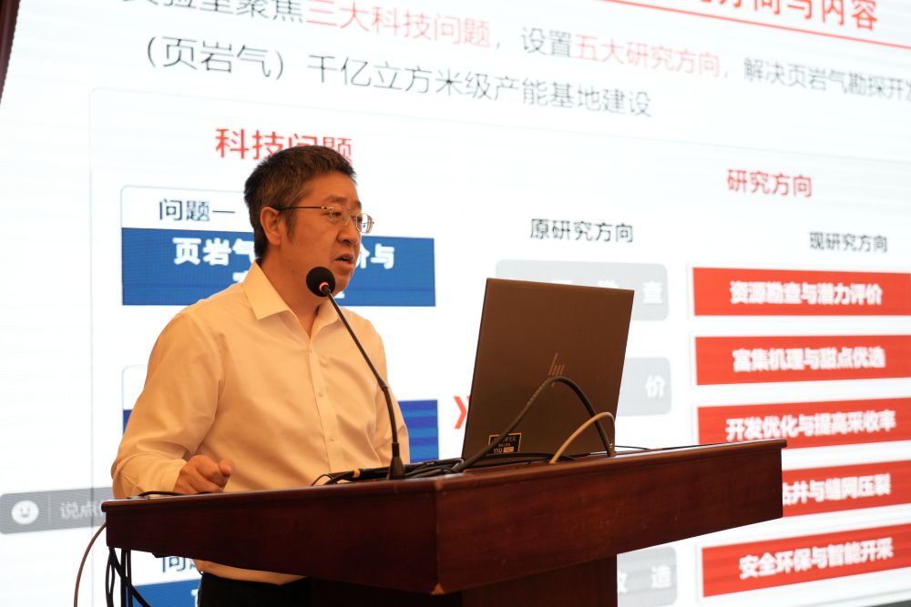 中國石油西南油氣田公司頁巖氣研究院院長、正高級工程師，實驗室常務副主任吳建發在會議上發言。人民網記者 李平攝