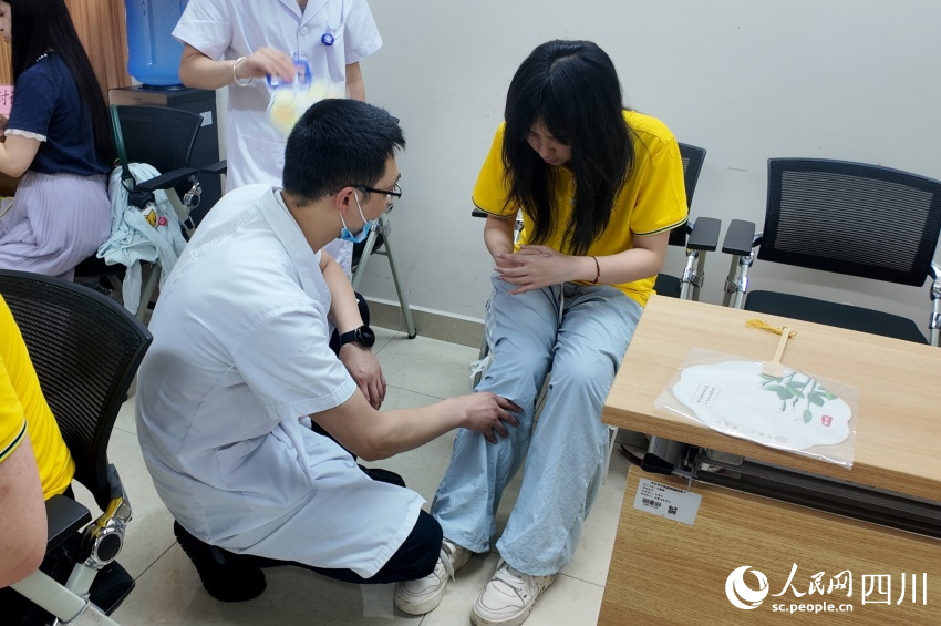 中醫現場診療。實習生 王孜萱攝