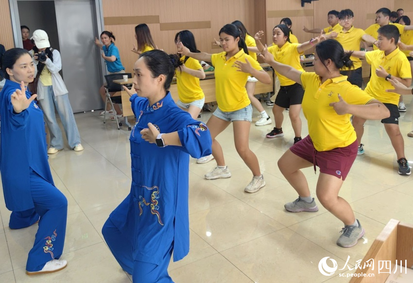 醫院養生隊老師帶練八段錦。資陽市中醫醫院供圖