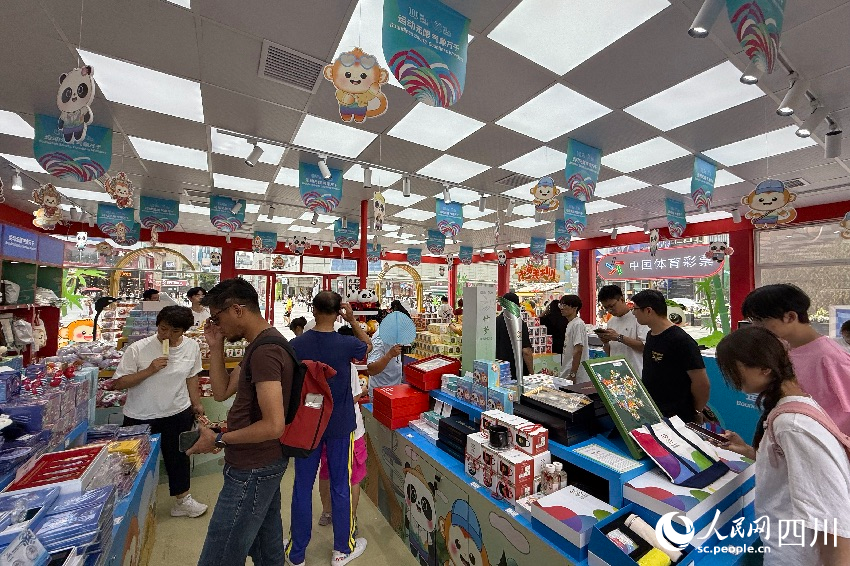 7月15日，位于成都市紅星路廣場的成都世運會官方特許商品零售店吸引市民和游客選購。人民網記者 朱虹攝