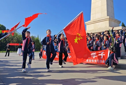 樂山：軍民齊心共攜手 再創(chuàng)雙擁新輝煌樂山市雙擁工作堅(jiān)持守正創(chuàng)新，構(gòu)建雙擁工作新格局，推出擁軍新舉措，開創(chuàng)軍民團(tuán)結(jié)新局面，被命名為“全國雙擁模范城”，實(shí)現(xiàn)“六連冠”。