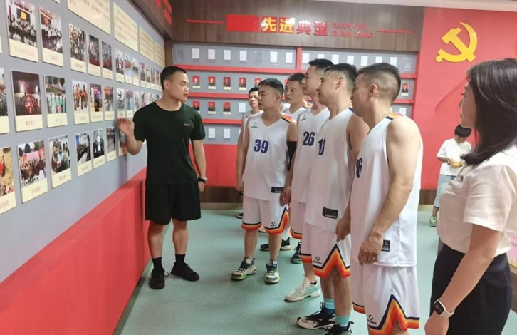 攜手奮進(jìn)新征程 同心共筑強(qiáng)國夢6月27日，仁壽縣退役軍人事務(wù)局與武警仁壽中隊(duì)聯(lián)合舉辦“攜手奮進(jìn)新征程 同心共筑強(qiáng)國夢”軍地雙擁籃球友誼賽，以球?yàn)槊酱罱ń涣髌脚_，共敘軍民魚水深情。