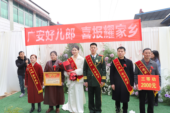 送喜報小隊為現役軍人夏仕寧家送去立功喜報。華鎣市退役軍人事務局供圖