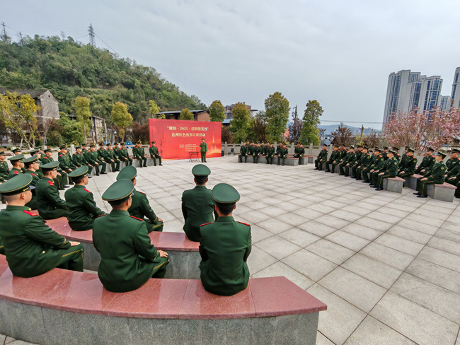 2025年清明期間，紅色故事宣講人黃昌明為駐區部隊隊官兵宣講紅色故事。丁菡攝