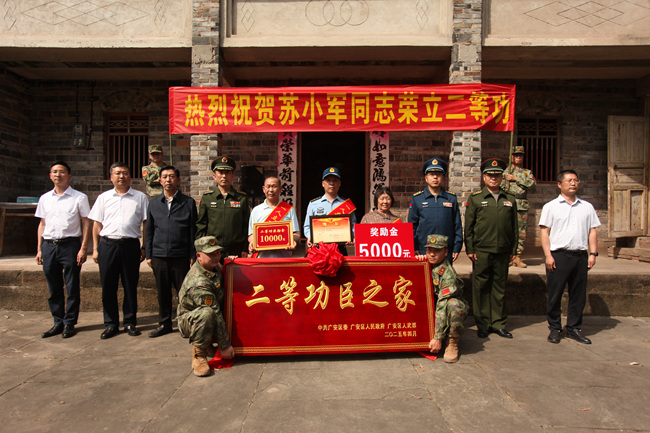 為現役軍人蘇小軍送喜報。廣安市退役軍人事務局供圖