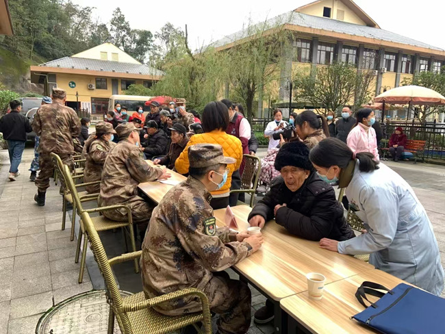 “聯勤軍醫老區行”義診慰問活動。廣安市退役軍人事務局供圖